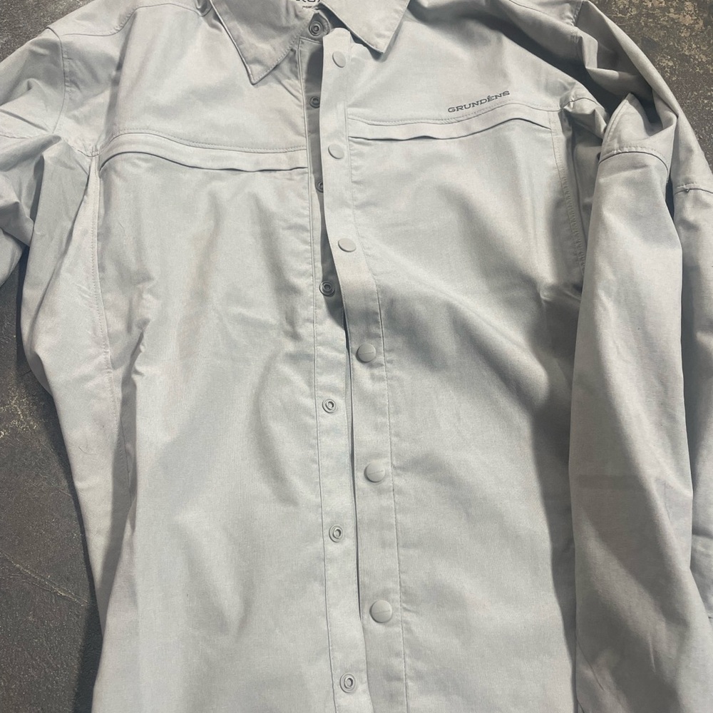 Grundéns Light Gray Bayamo Cooling Shirt, men's medium.